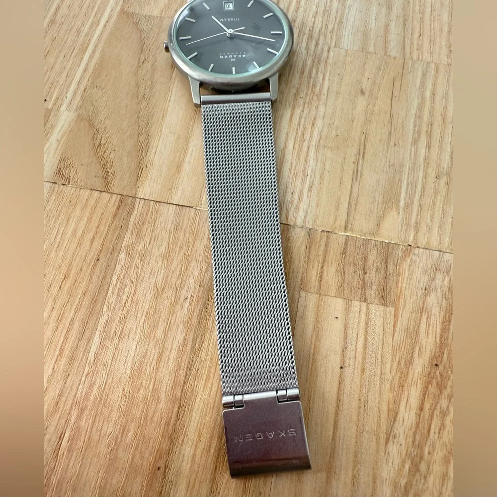 Skagen titanium black dial dress watch NEW BATTERY